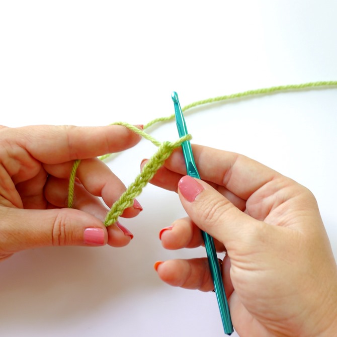 How to make a chain stitch crochet lesson by kimberly layton 7